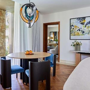 One-Bedroom King Suite